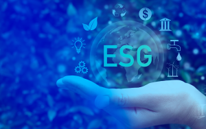 Imagem com filtro azul de uma mão esticada. Em cima da mão, um globo escrito ESG.